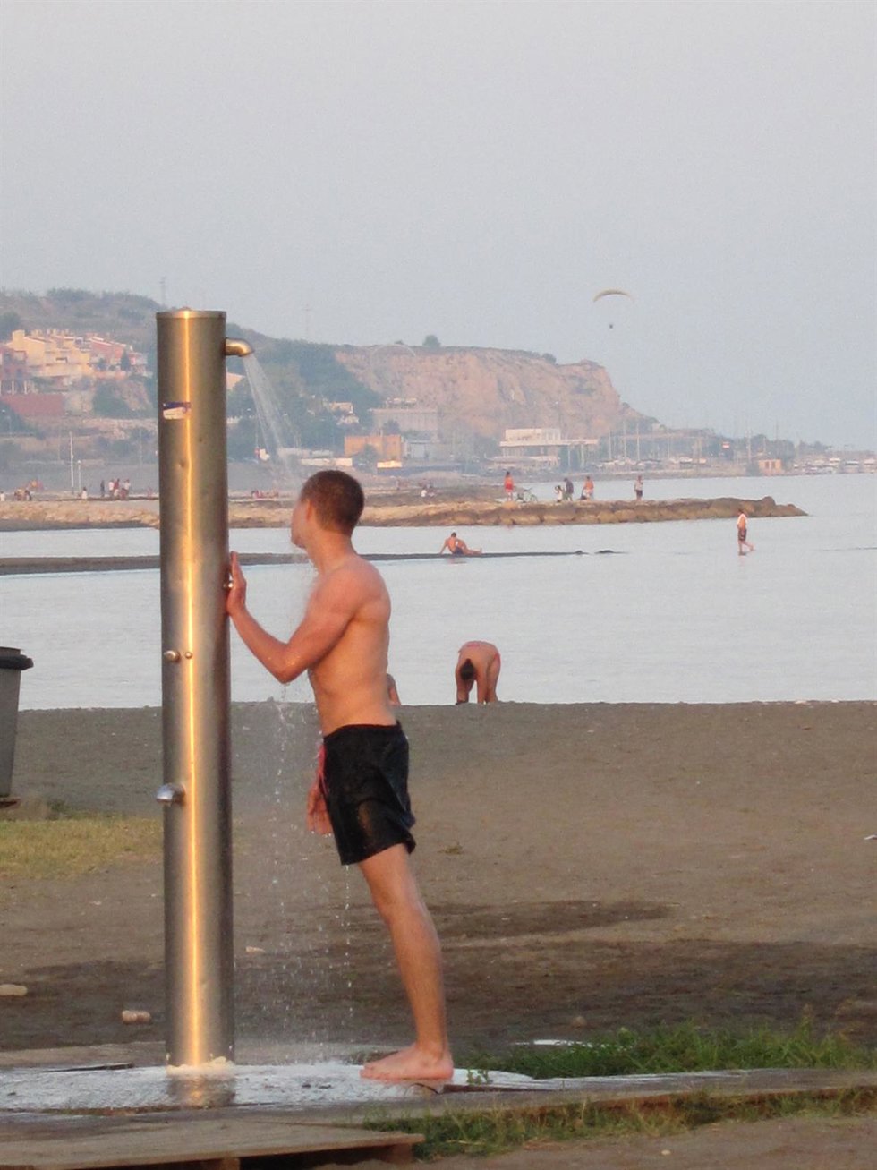 Archivo - Imagen de archivo de una persona duchándose en una playa de la provincia de Málaga 