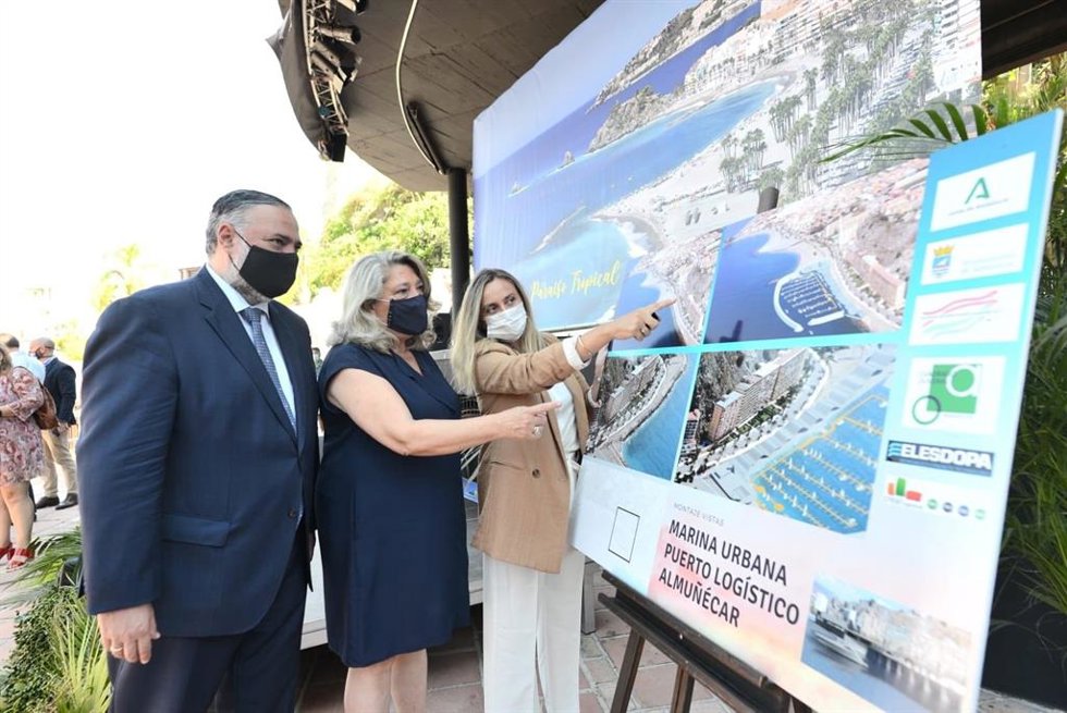 Archivo - Pablo García, Trinidad Herrera y Marifrán Carazo, en la presentación del proyecto de puerto deportivo de Almuñécar, en imagen de archivo