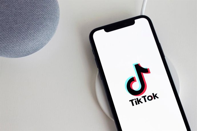 Representación gráfica de un teléfono móvil con la aplicación TikTok.