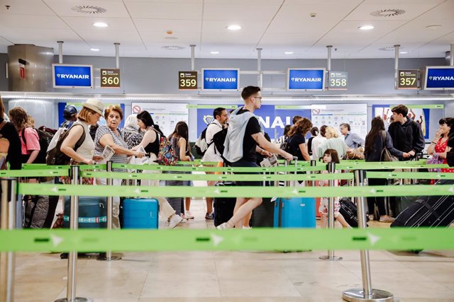 Archivo - Pasajeros esperan en los mostradores de facturación de Ryanair, el día 1 de julio, en la Terminal 1 del Aeropuerto Adolfo Suárez Madrid Barajas, a 1 de julio de 2022, en Madrid (España).  