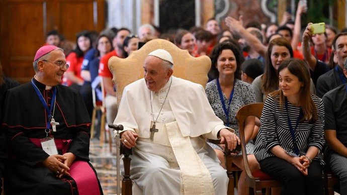 El Papa reunido con jóvenes del campamento Alpha