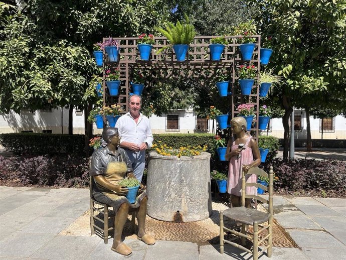 Reposición de plantas en el conjunto El pozo de las flores, en la plaza del poeta Juan Bernier.