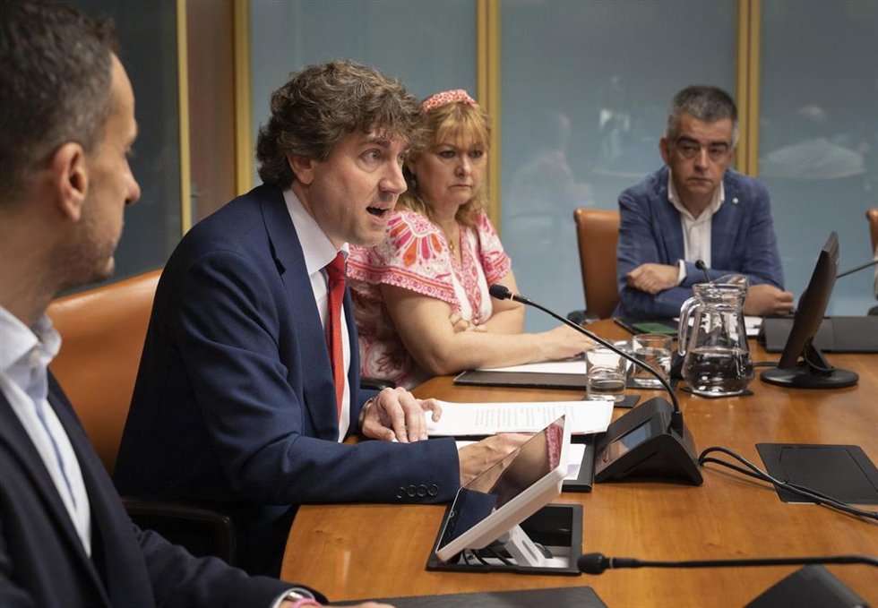 Archivo - Intervención de Andueza ante el grupo del PSE en el Parlamento Vasco