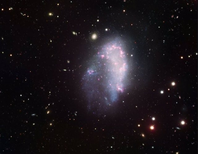 La galaxia enana NGC1427A vuela a través del cúmulo de galaxias de Fornax y sufre perturbaciones que no serían posibles si esta galaxia estuviera rodeada por un halo de materia oscura pesado y extenso, como requiere la cosmología estándar.