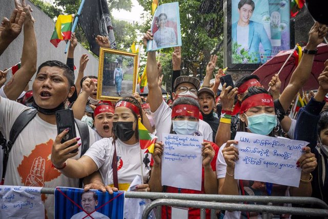 Manifestaciones en Tailandia contra la junta militar birmana 