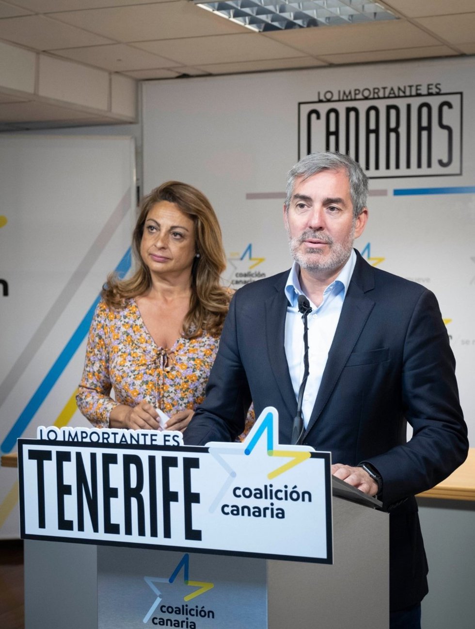 Archivo - La secretaria de Políticas Sociales de CC, Crisitna Valido, y el secretario general, Fernando Clavijo, en rueda de prensa