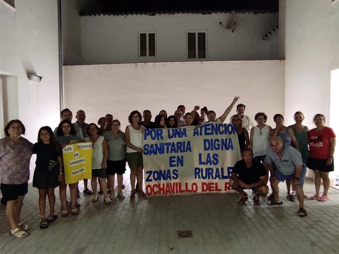 Vecinos en el encierro en el Ayuntamiento de Ochavillo del Río.