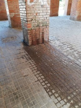 Filtraciones de aguas fecales en la vía pública en Moreras.