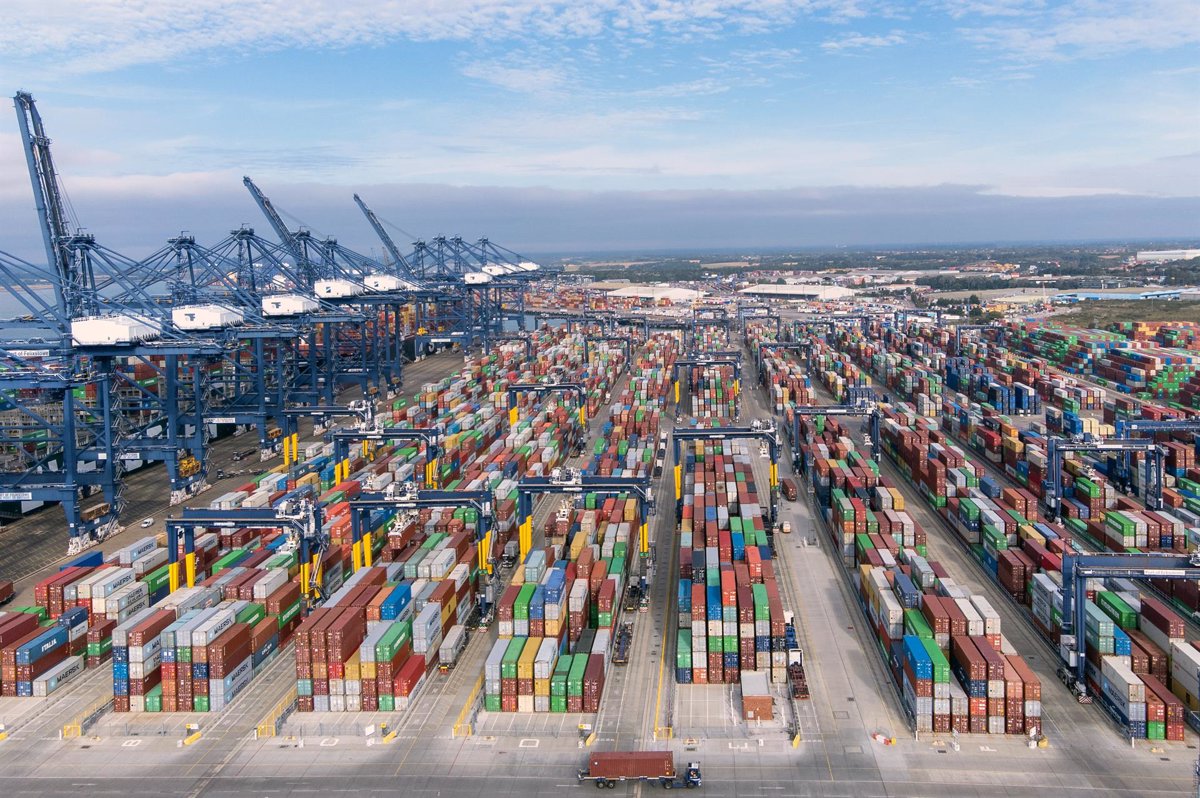 Eight-day strike at UK’s largest container port