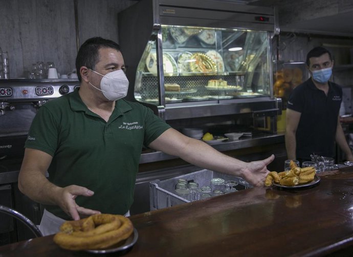 Archivo - Camarero en una imagen de archivo