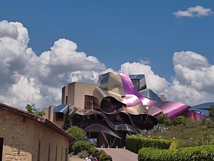 Nubes y claros en Elciego (Álava)