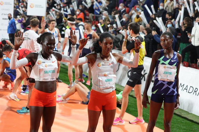 Archivo - Tres atletas en la meta de la Carrera de San Silvestre Vallecana Internacional 2021 en el Estadio de Vallecas, a 31 de diciembre de 2021, en Madrid, (España)