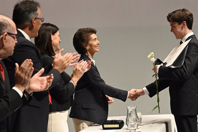 Archivo - Paloma O'Shea entrega el primer premio del XX Concurso Internacional de Piano de Santander