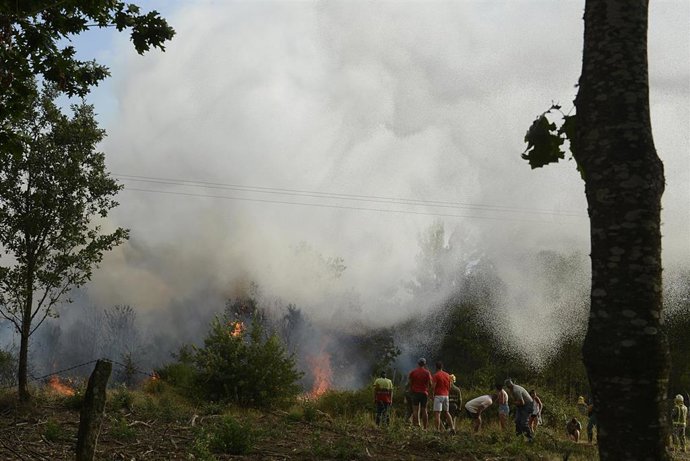 Varias personas trabajan en la extinción de un incendio en Verín, a 3 de agosto de 2022, en Verín, Ourense, Galicia (España). Un incendio forestal que permanece activo desde las 14,52 horas de este miércoles en Verín (Ourense) ha obligado a activar la a