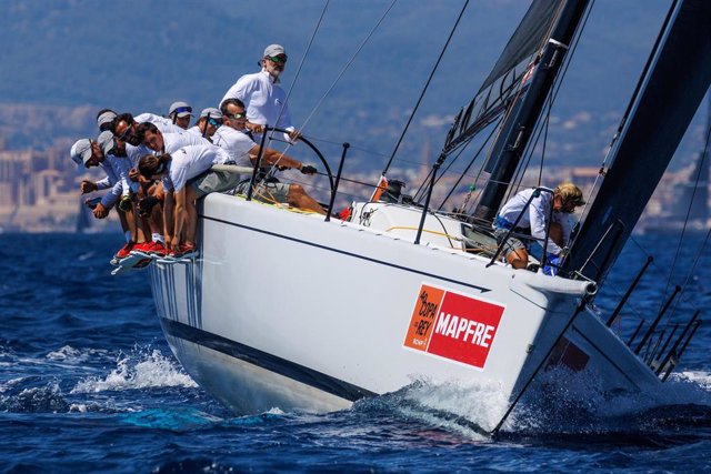Felipe VI a bordo del Aifos 500 en la Copa del Rey de vela 2022