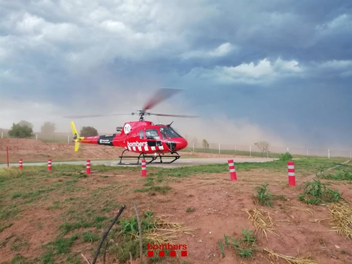 Un helicpter de comandament de la zona central de Catalunya parteix de l'aeroport de Sabadell (Barcelona) abans que la tempesta li impedeixi el vol.