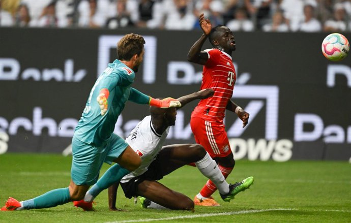 05 August 2022, Hessen, Frankfurt: Frankfurt's Evan Ndicka (C) and goalkeeper Kevin Trapp battle for the ball with Munich's Sadio Mane during the German Bundesliga soccer match between Eintracht Frankfurt and FC Bayern Munich Deutsche Bank Park. Photo: 
