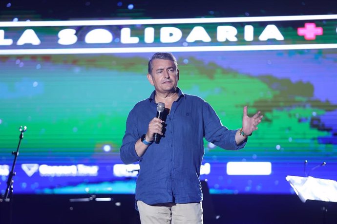 El consejero de la Presidencia, Interior, Diálogo Social y Simplificación Administrativa, Antonio Sanz, durante su intervención en la V Gran Gala Solidaria Cruz Roja del Concert Music Festival a favor de Cruz Roja.