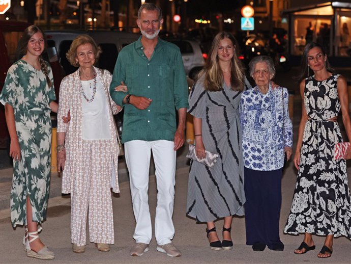 Los Reyes Felipe y Letizia disfrutan de una cena con sus hijas, la Reina Sofía y la Princesa Irene de Grecia
