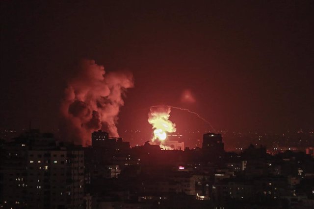 El humo y el fuego se elevan tras un ataque aéreo israelí contra un edificio en la ciudad de Gaza.
