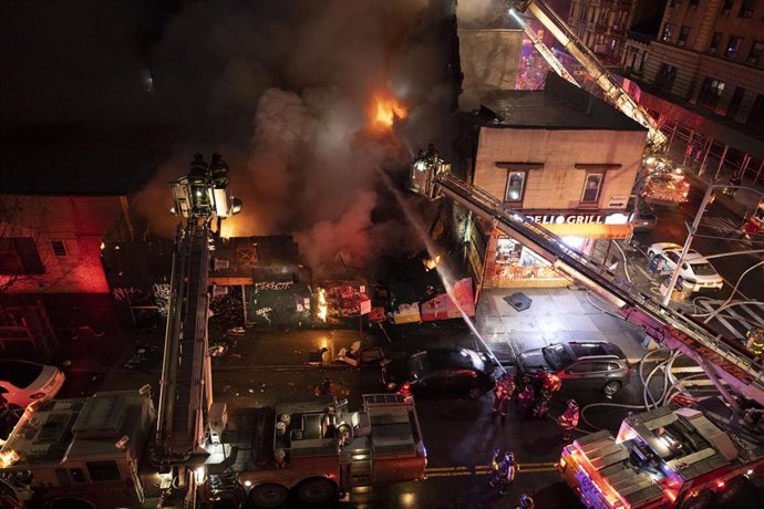 Archivo - Imagen de archivo de bomberos estadounidenses sofocando un incendio.