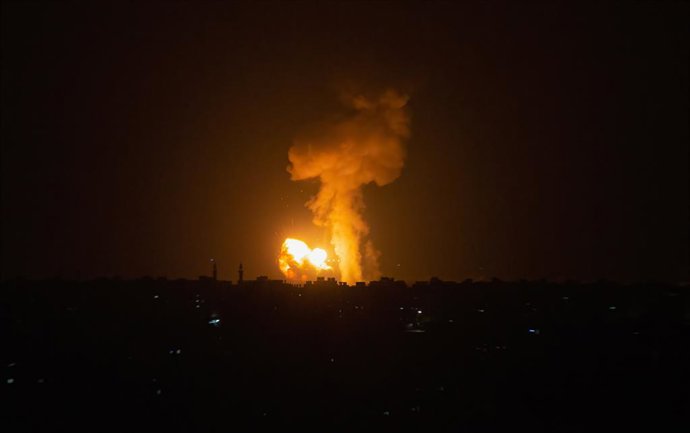 August 5, 2022, Gaza, Palestine: Smoke and fire escalate during an Israeli air strike on Khan Yunis in the southern Gaza Strip. The Israeli army announced today that it has started carrying out raids on some targets in the Gaza Strip.