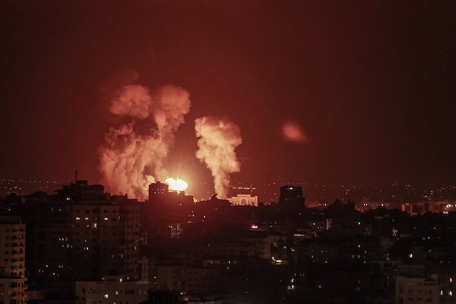 05 August 2022, Palestinian Territories, Gaza City: Smoke and fire rise following an Israeli air strike on a building in Gaza City. Photo: Mohammed Talatene/dpa