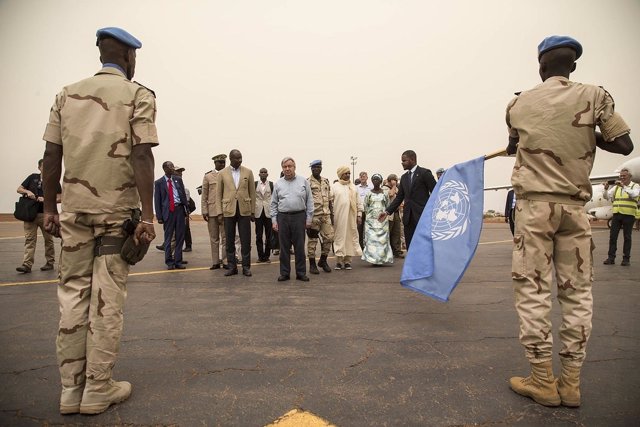 El Secretario General António Guterres pasa revista a la guardia de honor compuesta por las fuerzas de mantenimiento de la paz que prestan servicio en la Misión Multidimensional Integrada de Estabilización de las Naciones Unidas en Malí