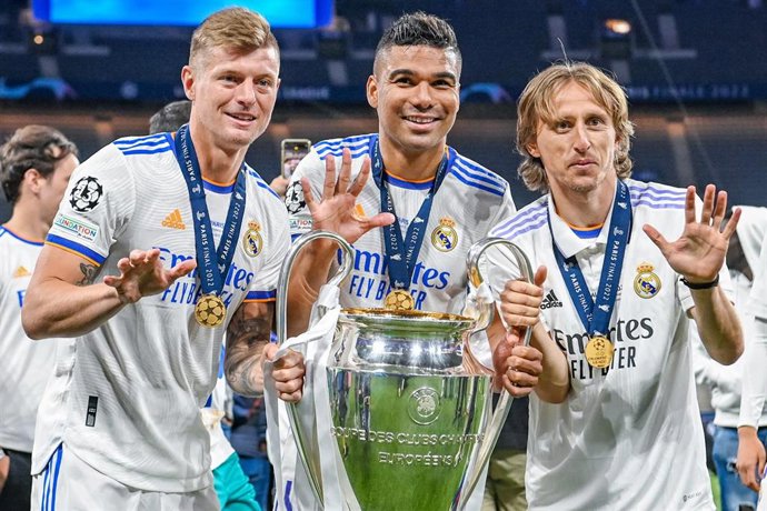 Archivo - Los centrocampistas del Real Madrid (de izquierda a derecha) Toni Kroos, Casemiro y Luka Modric, tras ganar la decimocuarta Copa de Europa del club blanco.