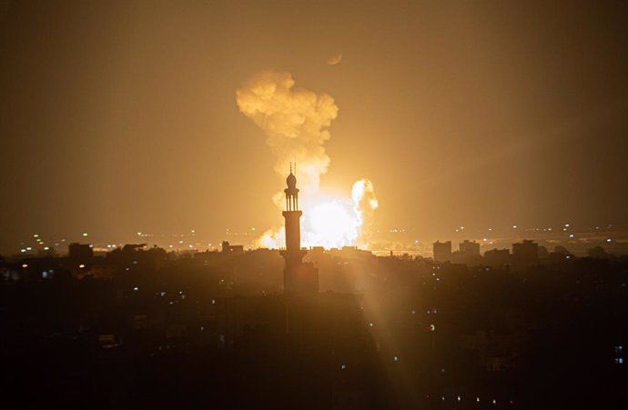 05 August 2022, Palestinian Territories, Gaza City: Smoke and fire rise following an Israeli air strike on a building in Khan Yunis. Photo: Yousef Masoud/SOPA Images via ZUMA Press Wire/dpa