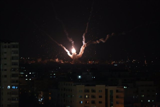 05 August 2022, Palestinian Territories, Gaza: Rockets are launched from Gaza City, towards Israel. Hours after Israeli air strikes killed several people in the Gaza Strip, including a leader of the Palestinian militant organization Islamic Jihad (PIJ), s