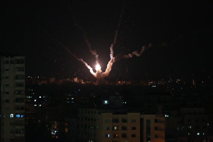 05 August 2022, Palestinian Territories, Gaza: Rockets are launched from Gaza City, towards Israel. Hours after Israeli air strikes killed several people in the Gaza Strip, including a leader of the Palestinian militant organization Islamic Jihad (PIJ),
