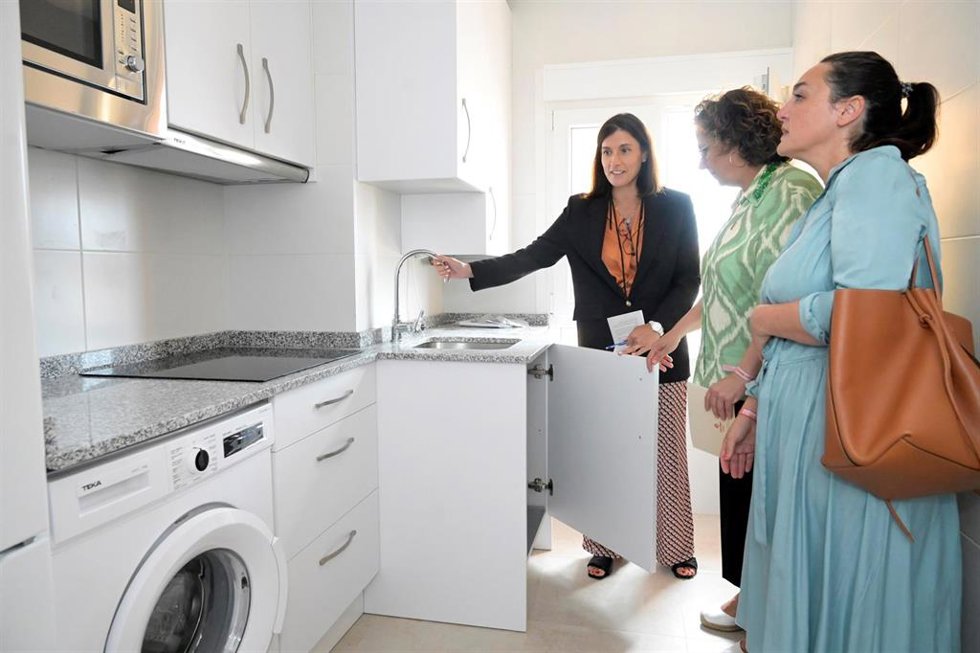 La alcaldesa visita un piso reformado de Cáritas