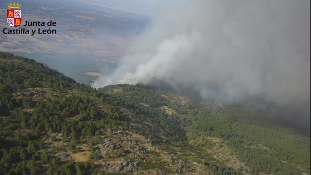 Incendido en Santa Cruz del Valle (Ávila).