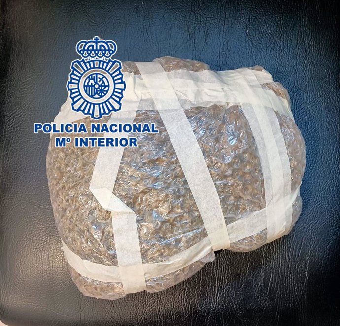 Dos agentes fuera de servicio detienen en Almería a un hombre con medio kilo de cogollos de marihuana