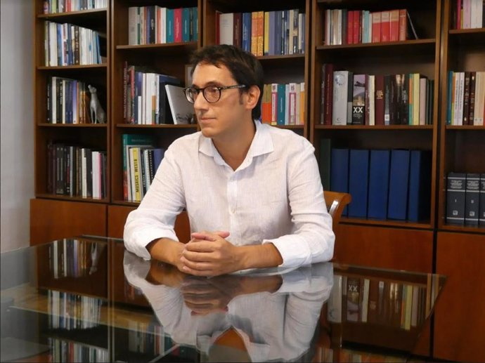 El portavoz del Govern y conseller de Modelo Económico, Turismo y Trabajo, Iago Negueruela, durante una entrevista concedida a Europa Press.