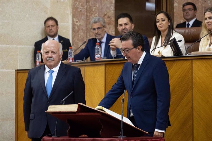 Manuel Andrés González, durante la jura de su cargo como parlamentario andaluz.