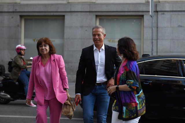Archivo - El presidente del Senado, Ander Gil, junto con la vicepresidenta, Cristina Narbona