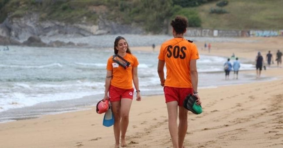 Socorristas en una playa de Bizkaia