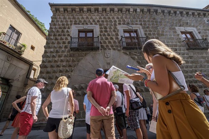 Archivo - Turistas en Segovia.