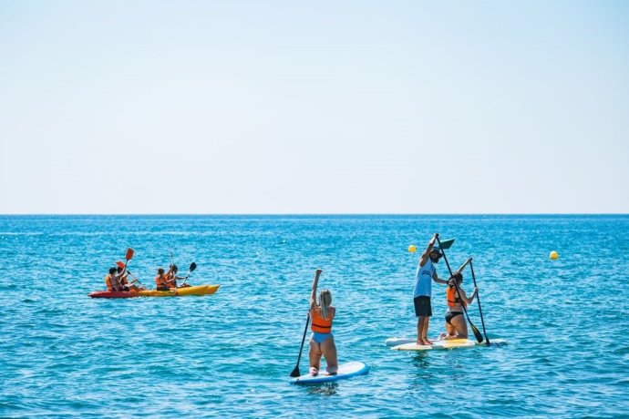 Actividades de paddle surf en una playa de Málaga en verano de 2022  