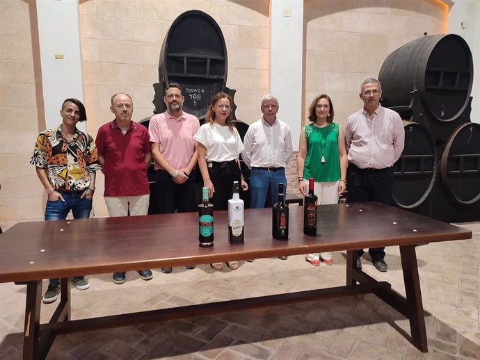 Presentación de los 'aGústicos' que fusionan a público y artistas en conciertos de pequeño formato con el vino como protagonista en Montilla (Córdoba).