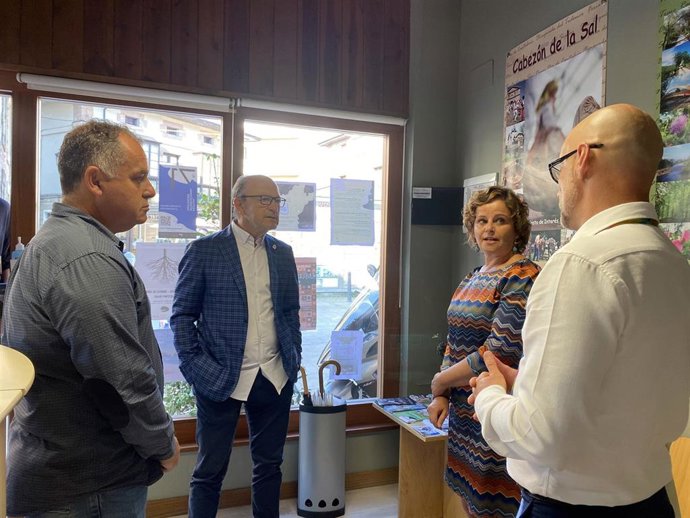 El consejero de Turismo con representantes de Cabezón de la Sal