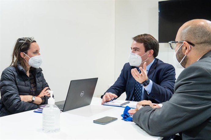 Archivo - El diputado provincial de Turismo se reúne con touroperadores.