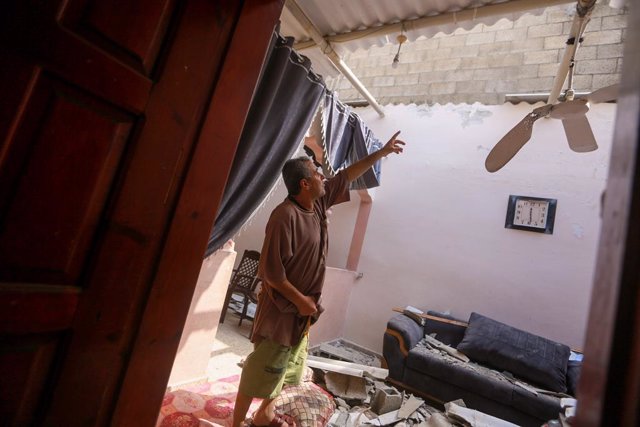 06 August 2022, Palestinian Territories, Gaza City: A Palestinian man inspects damage to a house affected by nearby bombardment in an Israeli air strike at the Jabalia camp in the northern Gaza Strip. The Israel Defense Forces said on Saturday they are pr