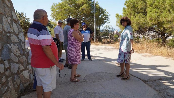 La concejala socialista en el Ayuntamiento de Málaga Rosa del Mar Rodríguez con vecinos en Monte Dorado