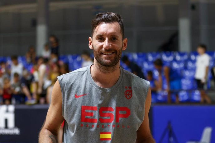Rudy Fernández sonríe tras un entrenamiento de la selección española de baloncesto en Madrid