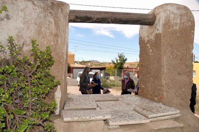 La vicealcaldesa y concejala de Patrimonio Arqueológico de Cartagena, Ana Belén Castejón, en el pozo Los Díaz