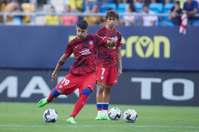 Alvaro Morata of Atletico de Madrid warms up during the Ramon de Carranza Trophy between Cadiz Club de Futbol and Atletico de Madrid at Nuevo Mirandilla stadium on August 4, 2022 in Cadiz, Spain