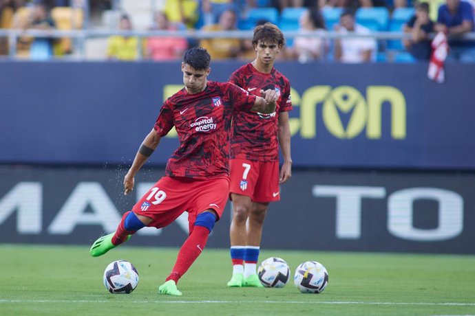 Alvaro Morata of Atletico de Madrid warms up during the Ramon de Carranza Trophy between Cadiz Club de Futbol and Atletico de Madrid at Nuevo Mirandilla stadium on August 4, 2022 in Cadiz, Spain